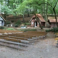 Freilichtbühne Marklohe Freilichtbühne Marklohe mit Holzbänken vor rustikalen Bühnenhäusern im Wald, herbstlich umrahmt.