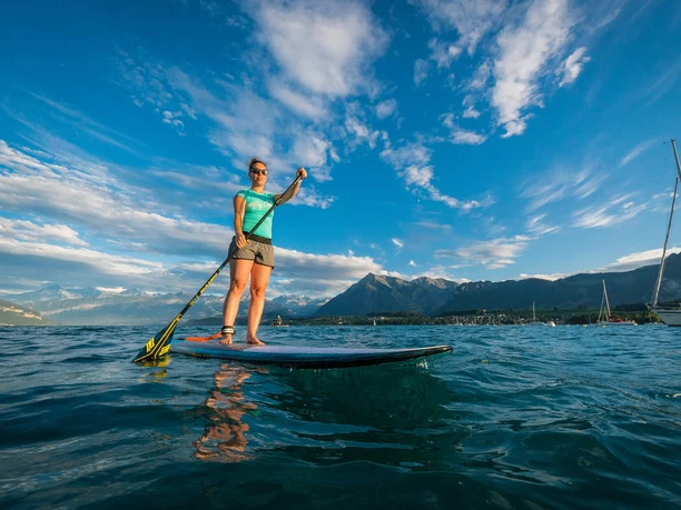 thun-sup-sommer-thunersee-paddeln-stehend-niesen.jpg