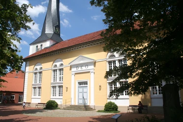 St. Jacob's Church in Stolzenau, a baroque building with light-colored plaster and a striking tower.
