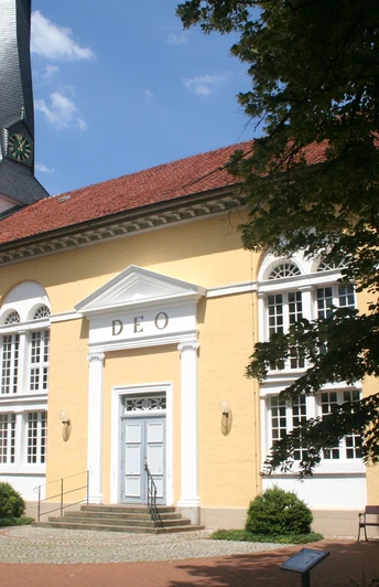 St. Jacob's Church in Stolzenau, a baroque building with light-colored plaster and a striking tower.