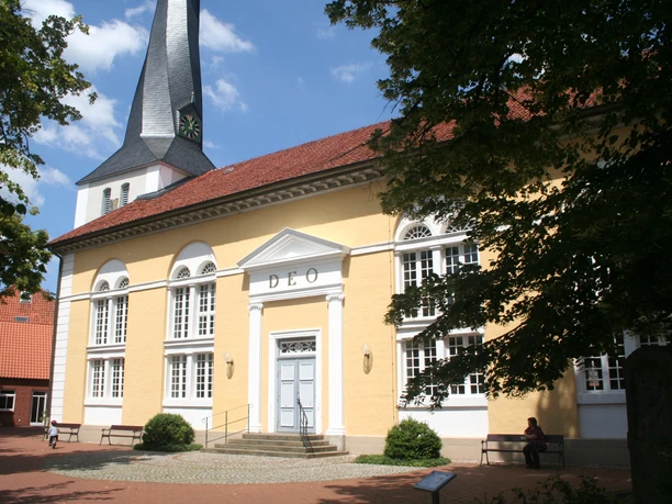 St. Jacob's Church in Stolzenau, a baroque building with light-colored plaster and a striking tower.