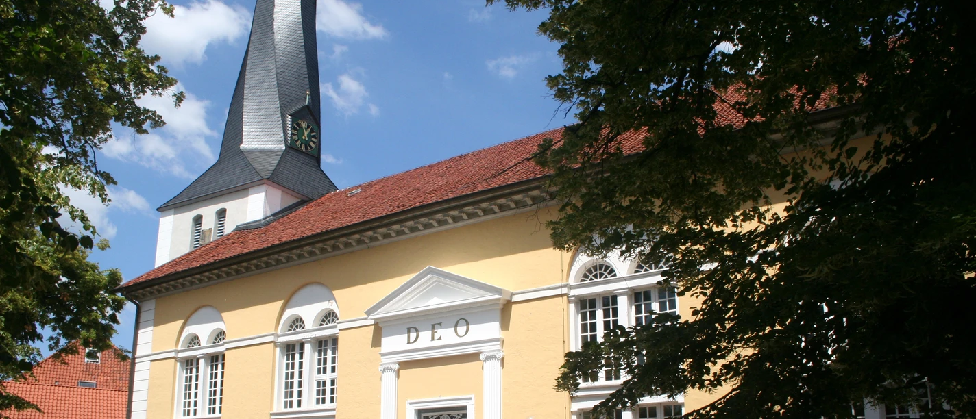 St.-Jacobi-Kirche Stolzenau Die St.-Jacobi-Kirche in Stolzenau, ein barockes Bauwerk mit hellem Putz und markantem Turm.