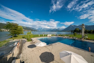 thun-strandbad-sommer-rutsche-sprungturm.jpg