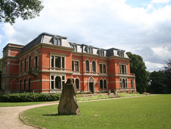 Schloss Etelsen Historisches Schloss Etelsen aus rotem Backstein mit dekorativer Fassade in grünem Park gelegen.Historic red-brick Etelsen Castle with decorative façade set in a green park.Det historiske Etelsen Slot i røde mursten med dekorativ facade ligger i en grøn park.Historisch kasteel Etelsen van rode baksteen met decoratieve gevel in een groen park.