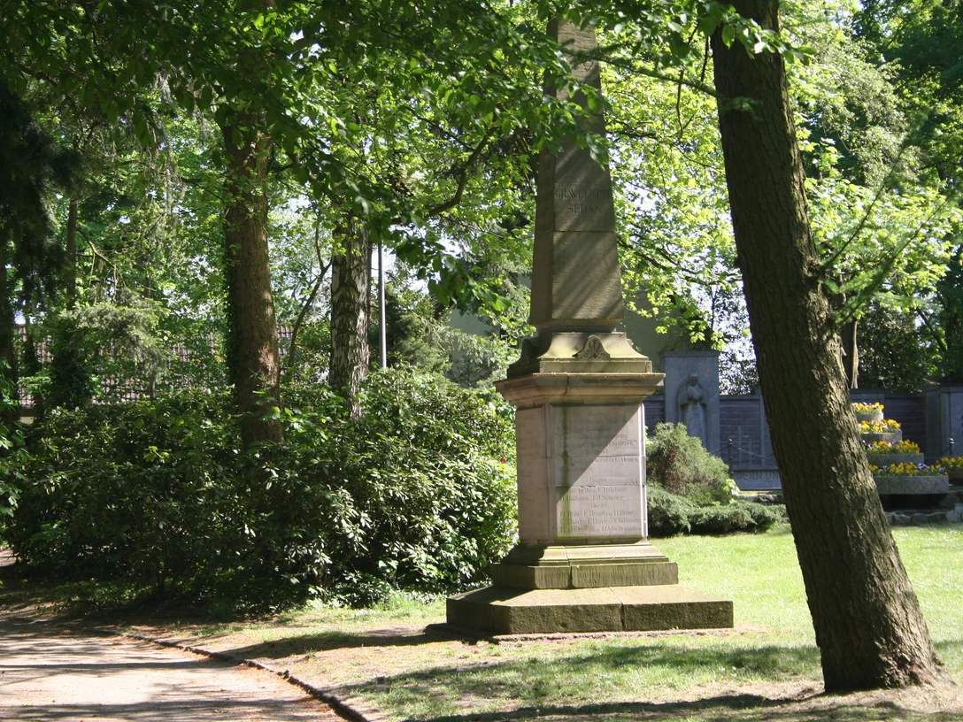 Kriegerdenkmal des deutsch-französischen Krieges 1870/71 Steinernes Kriegerdenkmal von Bäumen umgeben, gedenkt an Konflikt von 1870/71; grüne Parkumgebung.