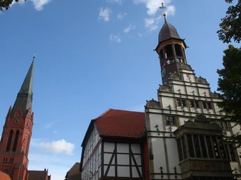 Rathaus und Kirche Nienburg Historische Gebäude in Nienburg an einem sonnigen Tag mit blauem Himmel und vereinzelten Wolken.Historic buildings in Nienburg on a sunny day with blue sky and scattered clouds.Historiske bygninger i Nienburg på en solrig dag med blå himmel og spredte skyer.Historische gebouwen in Nienburg op een zonnige dag met een blauwe lucht en verspreide wolken.