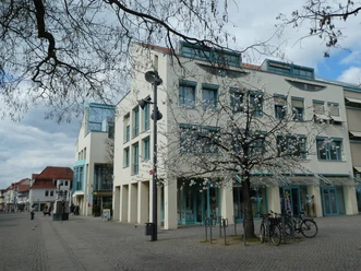 Rathaus Achim Moderne Architektur des Rathauses Achim mit blühendem Baum im Vordergrund und offener Platzfläche.