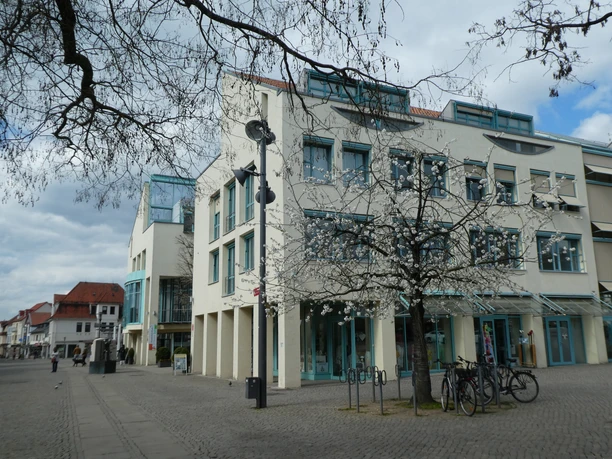 Rathaus Achim Moderne Architektur des Rathauses Achim mit blühendem Baum im Vordergrund und offener Platzfläche.