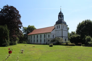 Kirche Blender Weiße Kirche mit grauen Schindeln in grüner Parklandschaft unter blauem Himmel in Blender.
