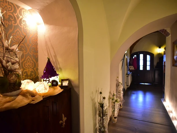 Ambiente im Innenraum Ein stimmungsvoll beleuchteter Innenflur mit dekorativen Elementen und Holzboden.