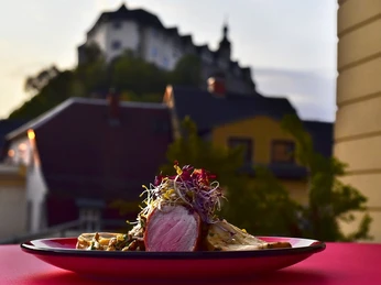 Arrangement auf dem Balkon mit Blick auf das Obere Schloss
