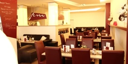 image Ein elegantes Restaurant mit roten Lederstühlen und gedeckten Tischen in einer modernen Atmosphäre.An elegant restaurant with red leather chairs and laid tables in a modern atmosphere.Elegantní restaurace s červenými koženými křesly a prostřenými stoly v moderním prostředí.Elegancka restauracja z czerwonymi skórzanymi krzesłami i nakrytymi stołami w nowoczesnej atmosferze.Een elegant restaurant met roodleren stoelen en gedekte tafels in een moderne sfeer.Un ristorante elegante con sedie in pelle rossa e tavoli apparecchiati in un'atmosfera moderna.