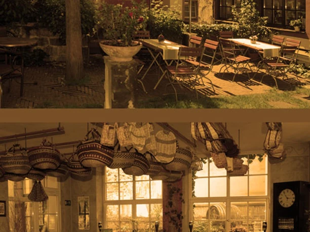 image Einladender Hofgarten mit Holztischen und ein rustikal dekoriertes Interieur eines Cafés.