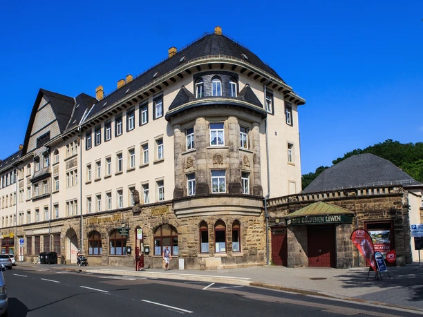 Gasthof Zum Goldenen Löwen Historischer Gasthof mit traditioneller Fassade, zentral an einer Straße gelegen.