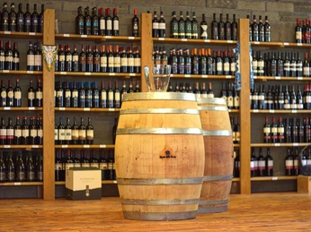 Vinoteca Italiana_Weinregal, Weinfass Innen vinoteca-italiana-weinregal-weinfass-innen