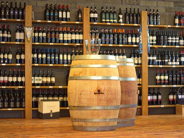 Vinoteca Italiana_Weinregal, Weinfass Innen vinoteca-italiana-weinregal-weinfass-innen