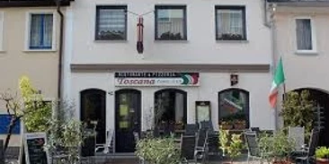 Aussenansicht Ristorante Italienisches Restaurant mit Außensitzbereich, farbenfrohen Schildern und Terrakottatöpfen.Italian restaurant with outdoor seating area, colorful signs and terracotta pots.Italská restaurace s venkovním posezením, barevnými nápisy a terakotovými květináči.Włoska restauracja z częścią wypoczynkową na świeżym powietrzu, kolorowymi szyldami i doniczkami z terakoty.Italiaans restaurant met zitgedeelte buiten, kleurrijke borden en terracotta potten.Ristorante italiano con posti a sedere all'aperto, insegne colorate e vasi di terracotta.