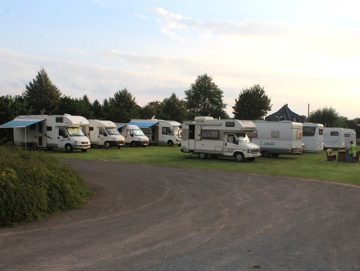 Wohnmobilstellplatz Bruchhausen-Vilsen Wohnmobilstellplätze in Bruchhausen-Vilsen auf grünem Rasen, umgeben von Bäumen und Sträuchern.