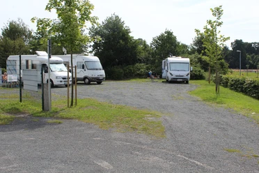 Dörverden Reisemobilstellplatz Ein gepflegter Stellplatz für Reisemobile umgeben von Grünflächen und vereinzelt parkenden Wohnmobilen.