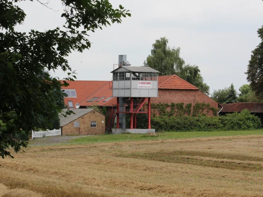 Kartoffeldämpfanlage Stöckse Eine historische Kartoffeldämpfanlage in Stöckse mit ländlicher Architektur und umgebendem Grün.