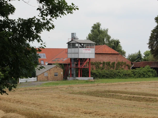 Kartoffeldämpfanlage Stöckse Eine historische Kartoffeldämpfanlage in Stöckse mit ländlicher Architektur und umgebendem Grün.