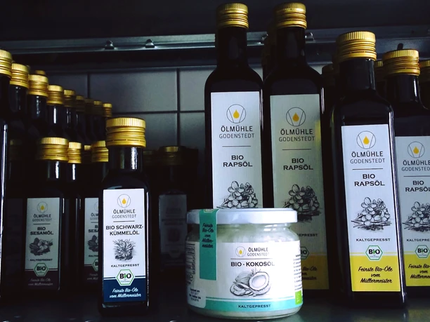 Kaltgepresste Bio-Öle in der Ölmühle Godenstedt Kaltgepresste Bio-Öle in der Ölmühle Godenstedt