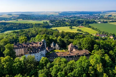 Hinnenburg Luftaufnahme der historischen Hinnenburg, die von üppigem Grün umgeben auf einer Anhöhe thront.