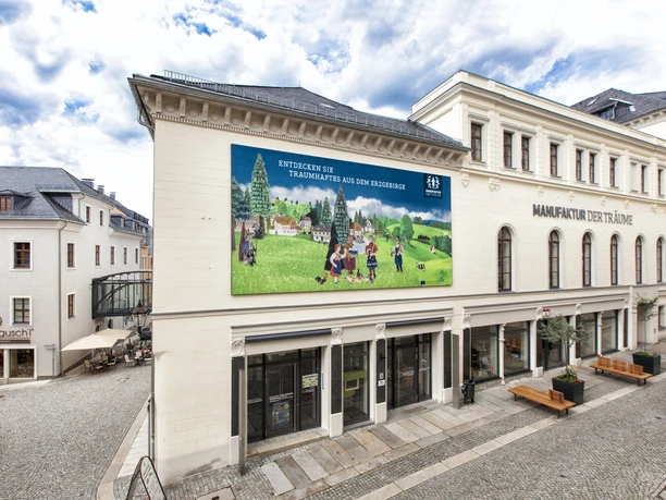 Annaberg-Buchholz_Manufaktur der Träume_Dirk Rückschloss.jpg Die Manufaktur der Träume in Annaberg-Buchholz zeigt eine bemalte Fassade mit Märchenszene.