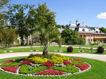 Teppichbeet mit Bergpalais