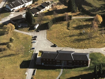 Luftaufnahme des Vogtländisch-Böhmischen Mineralienzentrums