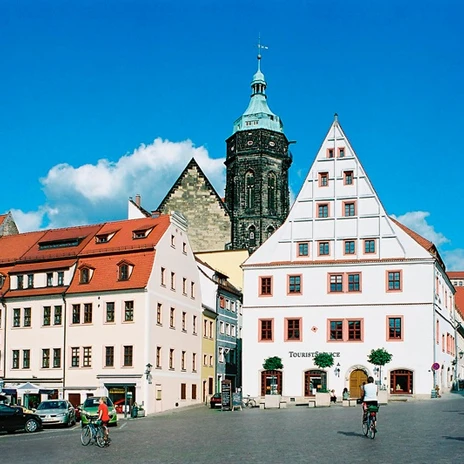 © Lohse/Marktplatz in Pirna Historischer Marktplatz in Pirna mit bunten Reihenhäusern und der Marienkirche im Hintergrund.