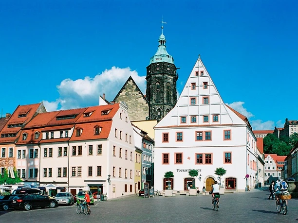 © Lohse/Marktplatz in Pirna Historischer Marktplatz in Pirna mit bunten Reihenhäusern und der Marienkirche im Hintergrund.