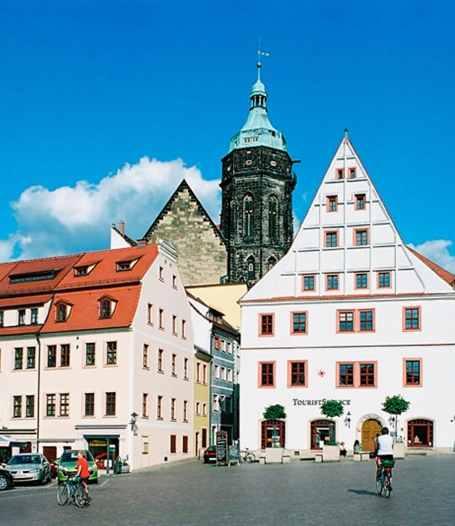 © Lohse/Marktplatz in Pirna Historischer Marktplatz in Pirna mit bunten Reihenhäusern und der Marienkirche im Hintergrund.