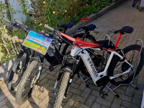 beatenberg-ebike-vermietung-bikes-front.jpg