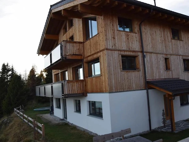 Sicht auf die Wohnung im EG mit Rasenplatz