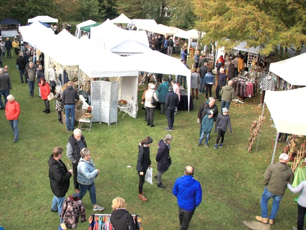 Kunsthandwerkermarkt beim Heimathaus Logehuus Hesedorf Kunsthandwerkermarkt beim Heimathaus Logehuus Hesedorf