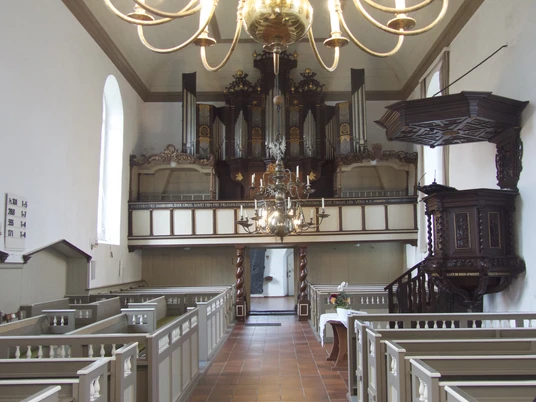 Kirche Visquard innen Innenraum der Kirche Visquard mit Holzbänken, Kanzel, Kronleuchtern und barocker Orgelgalerie