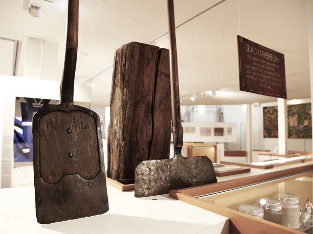 Museen an der Koppelschleuse: Stadtmuseum Meppen Ausstellungsraum mit historischen Werkzeugen aus Holz und Metall im Stadtmuseum Meppen.