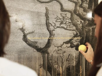 Museen an der Koppelschleuse: Stadtmuseum Meppen Zwei Personen betrachten eine interaktive Museumstafel mit der Frage nach Gründen für Heimatverlust.