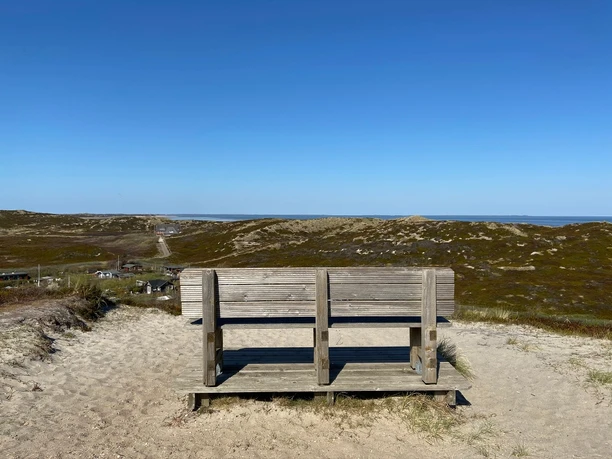 Bank mit Aussicht auf den Kleingarten von Hörnum