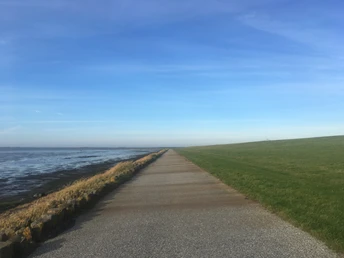 ebener gerader Weg am Wattenmeer