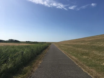 gerade weite leere Deichwege