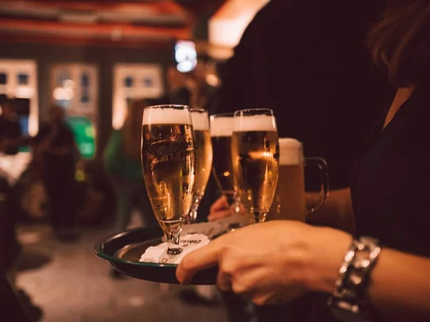 Einbecker Bier im Brodhaus Ein Tablett voll mit Einbecker Bier in Gläsern.