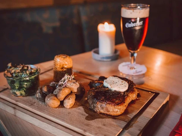 Gericht im Brodhaus Gericht mit Fleisch und Beilage im Brodhaus.