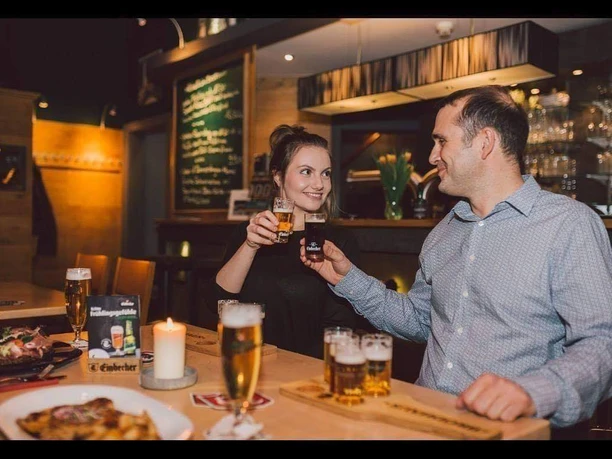 2 personen genieten van Einbeck bier in het Brodhaus restaurant.