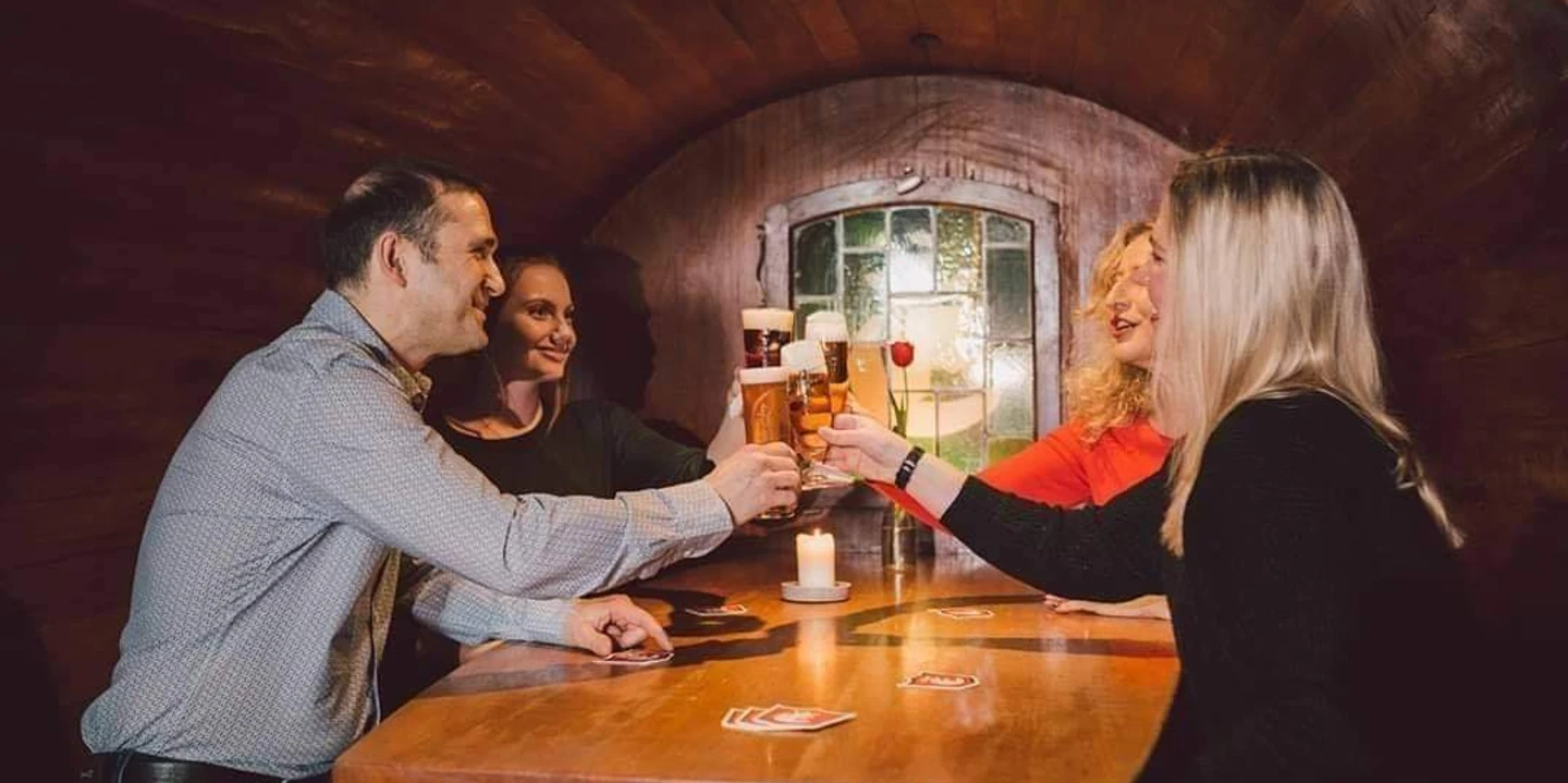 Brodhaus_im Fass Freunde sitzen in einem alten und riesigen Bierfaß. Sie trinken Einbecker Bier und genießen.