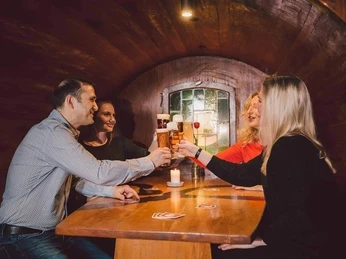 Brodhaus_im Fass Freunde sitzen in einem alten und riesigen Bierfaß. Sie trinken Einbecker Bier und genießen.