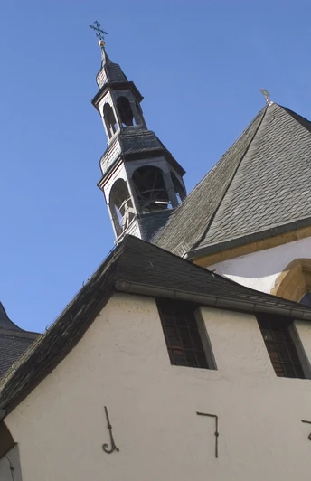 Kloster Wiedenbrück Historische Kirche mit markantem Glockenturm und blendend weißen Fassaden unter klarem Himmel.