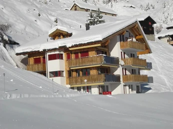 Blick an die Westfassade vom Steinbock