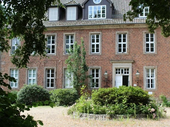 Amtshof 2 Bruchhausen-Vilsen Rotes Backsteingebäude mit mehreren Sprossenfenstern und begrüntem Eingangsbereich in Bruchhausen-Vilsen.